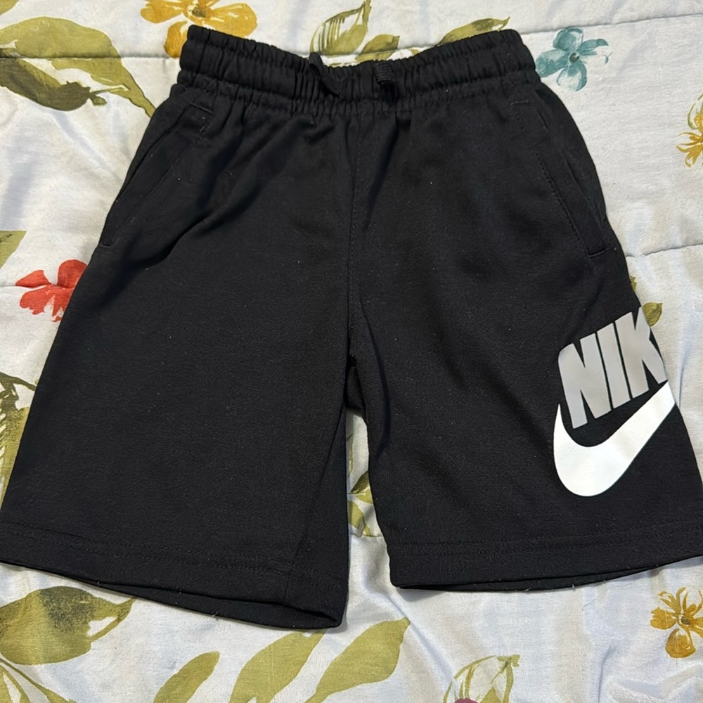 Pre-owned boy Nike shorts Size 5S (4-5yrs)